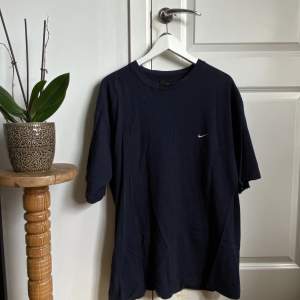 Oversized Nike T-Shirt i marinblå. Möts upp och fraktar, kan skicka fler bilder om det önskas. Storlek L 