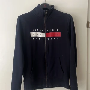 Tommy Hilfiger tröja  - Säljer min Tommy Hilfiger tröja då den inte används längre, storlek L men passar M.