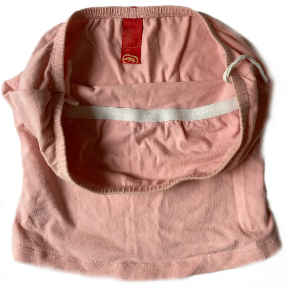 Shoulderless fint rosa vintage linne med stenar på framsidan. Har även tyg över bröstet så man behöver inte ha bh! (EN ANING NOPPRIG)💞 passar XS & S. Toppar.