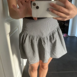 And other stories kjol  - Säljer en gammal favorit kjol💖💖från &other stories och i storlek 34