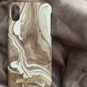 Ideal Of Sweden - Säljer mitt gamla Ideal skal för Iphone XS! Använd för flera år sedan och har sedan dess haft den framme i en låda.. Inga sprickor, repor och VÄLDIGT fin! Ordinarie pris 299 kr, då den knappt är använd säljs den för det priset den gör!