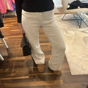 Kostym linnebyxa - En jättefin modell på zaras kostym linnebyxor. Använda ett fåtal gånger!! Är 1.70 lång och sitter perfekt på mig i längden. 🫶🏼