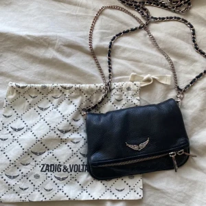 Zadig & Voltaire Väska - Lägger ut igen pga oseriösa köpare. Den har enstaka defekter såsom rost på banden annars är den i använt men bra skick. Dustbag medföljer. Köparen står för frakt.❤️‍🔥