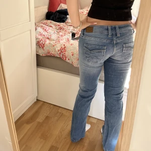 Pepe jeans - Obs!!Har samma annons längre upp i profilen fast med gratis frakt så gå till den istället.Ljus blå lågmidjade Pepe jeans i straight fit,nyskick 