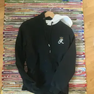 Ranboo merch hoodie (från min dsmp fas😰) som inte har används på tvär länge, jätte fint skick 
