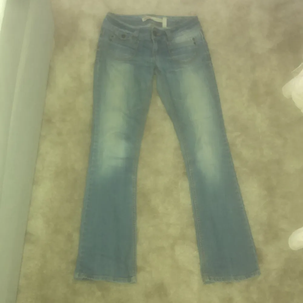 Ljus blåa jeans från Only. Passar mig knappt längre . Midja Strl 34 Längd strl 36. Är 172 cm. Jeans & Byxor.