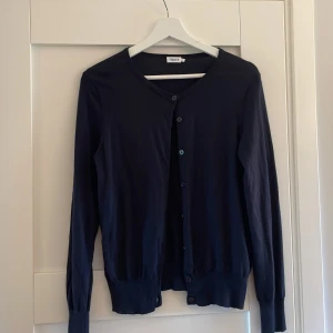 Kofta från Filippa K! - Säljer den här jättefina koftan från Filippa K! Jättefint skick och köpt för närmare 2000 kronor. Skirv för fler bilder eller frågor! 😊 Köparen står för frakten! 🤗