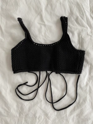 & Other Stories tröja  - En cool stickad cropped linne från & Other Stories som inte kommer till användning längre. I bra skick men det är lite tecken på användning men har varit väl omhändertagen🌷  Kan mötas i Uppsala annars står köparen för frakten✨
