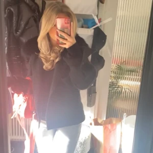 Meotine jacka - Säljer min jätte fina meotine jacka då den inte kommer till användning, varsamt använd och inga skador på den💗. (Andra bilden är lånad så skriv för fler bilder).  Köpt för 2600, pris kan diskuteras vid snabb affär💗