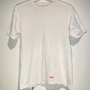 Hej, säljer en basic vit Supreme t-shirt i storlek Small. Den är i bra skick. Klassiska märket långt ner på tröjan. Priset är inte hugget i sten. Hör av dig vid frågor.