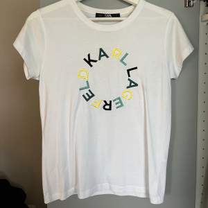 Jättecool t-shirt ifrån Karl Lagerfeld. Lite liten på mig så den har inte använts särskilt mycket = toppen skick👌💛🩵