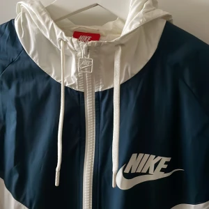 Nike jacka  - Nike jacka storlek M. Blå och vit färg. I gott skick. Kom med pris :) 