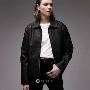 Mörkbrun skinnjacka från Top Shop - Helt oanvänd skinnjacka, slutsåld på Asos. Säljer då den aldrig kommer till användning. Nypris 949 kr.