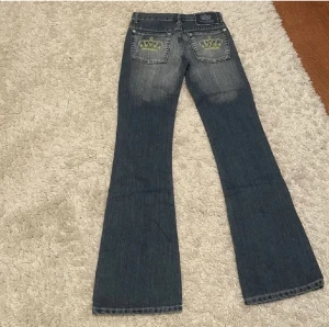 Victoria Beckham jeans  - Victoria Beckham lågmidjade bootcut jeans. Köpte dessa här på plick men de var tyvärr för små. Midjemåttet är 35 cm tvärsöver och innerbenslängden är 83 cm. Storlek 27. Lånade bilder