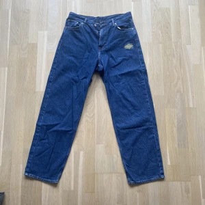 sweet skbts jeans limited edition - nästan helt oanvända limited editionsweet skbts brallor i fint skick! dom är inköpta dec 2022 för 899 kr,de finns alltså inte att beställa eller köpa på annat håll!! pris kan diskuteras ❣️
