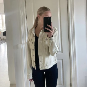 Beige Jeansjacka  - En jättefin jeansjacka från Vero Moda i märket Pieces. Den är nästintill oanvänd, så i jättebra skick! 