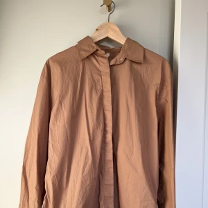 Skjorta från Arket - Skjorta från Arket, 100% bomull, strl 38 (passar 36-40)