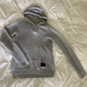 Luvtröja  - Grå snygg luvtröja från H&M 158/164 som kan motsvara en S eller XS dragkedja framtill. Obetydligt använd. 