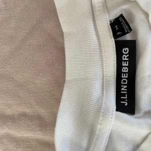 J.Lindeberg Vit T-shirt  - Vit t-shirt från JL