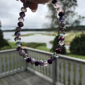 Vackert pärlarmband  - Vackert lila pärlarmband av lila pärlor i olika nyanser. Handgjort och nytt. Kontakta gärna vid frågor. Har också andra smycken på min profil.