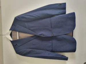 Bläck kavaj - Mörkblå kostym. Oklar storlek. Kan mätas vid närmare intresse. Använd ett fåtal gånger. Finns tillhörande byxor.