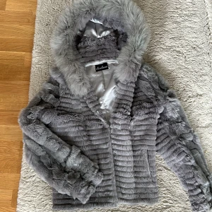 Äkta pälsjacka - Använd några fåtal gånger men den är i jätte fint skick!