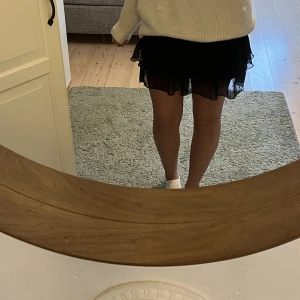 Svart volangkjol från bik bok - Svart kjol med volanger från bikbok. Storlek XS.