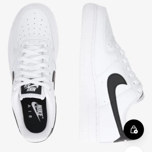 Nike air forces svart vit  - Använt några gånger, tvättar såklart dom till köparen och fixar dom som nästan nya!❤️