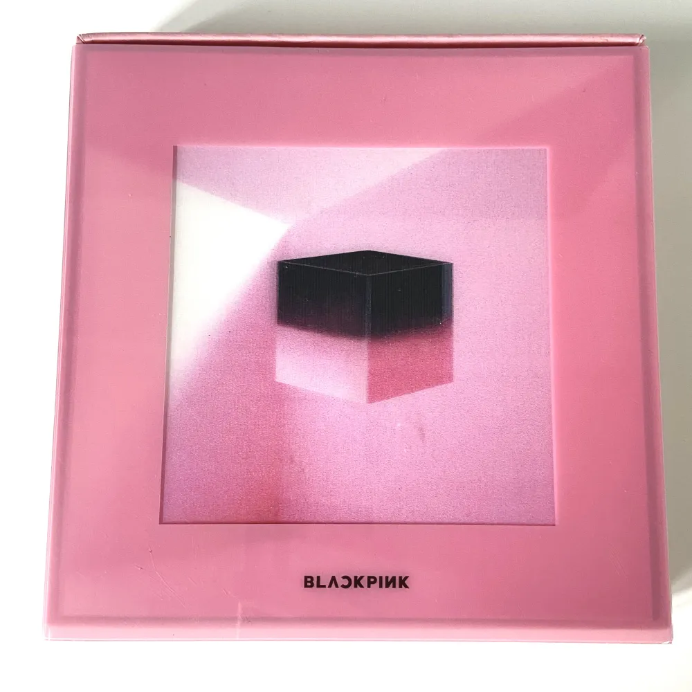 Blackpink mini album square up, innehåller 2 photo cards 1 photo book och 1 cd skiva. Skriv för mer info💖. Övrigt.
