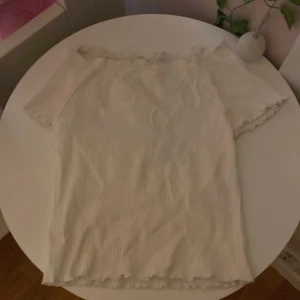 Vit topp från Lindex  - Har inte använts mycket, tyget är väldigt stretchig så den passade mig ändå som har 154-160 i strl. Köpare står för frakt. 