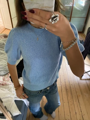 Trekvartsärmad tröja - Så fin och härlig färg! Trekvartsärmad tröja från vero Moda nästan helt ny 💘