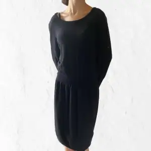 Skön svart långärmad klänningi storlek medium🤍Bra skick och inga defekter! Jag säljer den för att den var för stor för mig🌸Köpt på H&M 