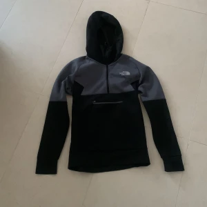 North face hoodie - Fet hoodie från the north face. Köpt på JD för 1400. Strl xs vuxen passar också xl barn. Bra skick. Hör av er vid frågor. Priset kan diskuteras.