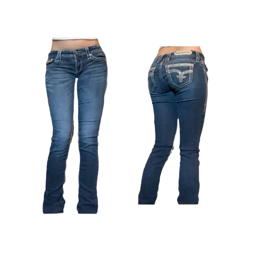 Snygga rock revival jeans. Jeansen är ärvda och har midjemått 38cm (tvärs över) och innerbenslängd 79cm. 💛Sitter bra på mig som har s vanligen.. Jeans & Byxor.