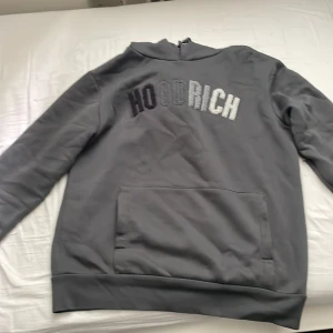 Hoodrich hoodie - Säljer nu min hoodrich hoodie eftersom jag inte längre använder den. Den är i väldigt bra skick, köparen står för frakt annars kan jag mötas i Stockholm. Pris kan diskuteras.