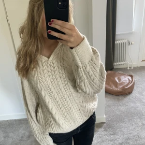 stickad tröja  - jättemysig och snygg tröja ifrån young gina.  