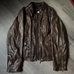 Skinn jacka - Skinn jackan är lite lång slutar vid höften typ. Jackan är baggy. Inga vaddade axlar! Ordinarie pris 900 säljer för 300kr 