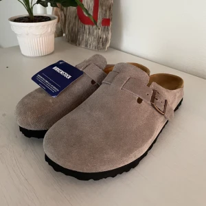 Birckenstock  - Säljer mina birckenstock boston, dem är i helt ny skick och bara provade! Lappen sitter fof kvar😊storlek 42 i färgen grå!, nypris upp till 2000kr! skriv för mer frågor eller bilder😁