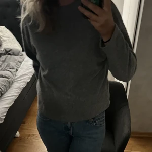 Zara tröja - Så mysig och mjuk tröja från zara. Köpt för nått år sedan men säljer då den inte kommit till användning. Använd fåtal gånger, men skulle söga att den är i nyskick.