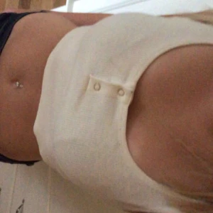 Kort linne - Säljer fett linne från bikbok.💗 det är i bra skick! Skriv för fler bilder och detaljer 💓 frakt tillkommer och priset går att diskutera 💋