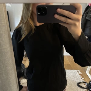 Långärmad - Säljer min långärmade tröja från VILA med ”ballongärmar”