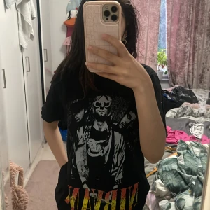 Nirvana T-shirt  - En Nirvana T-shirt som aldrig har blivit använd, bra skick. Är i storlek M men passar mig bra som har XS