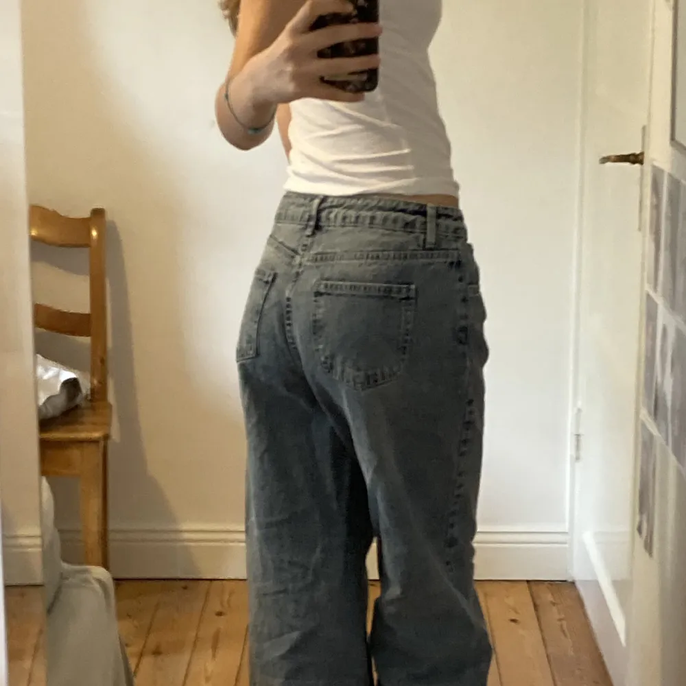 Fina baggy pants från Stradivarius i nyskick som sitter väldigt lowwaist. Ganska långa. Priset går att diskutera . Jeans & Byxor.