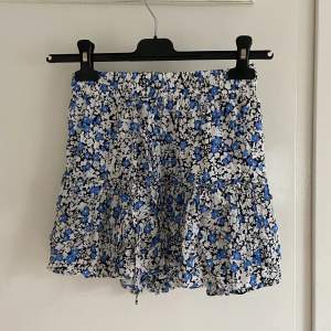 Jättegullig blommig blå kjol med shorts under från zara! Jättebra skick och inga tecken på användning💓