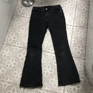 Svarta Flared Low waist denim jeans. 