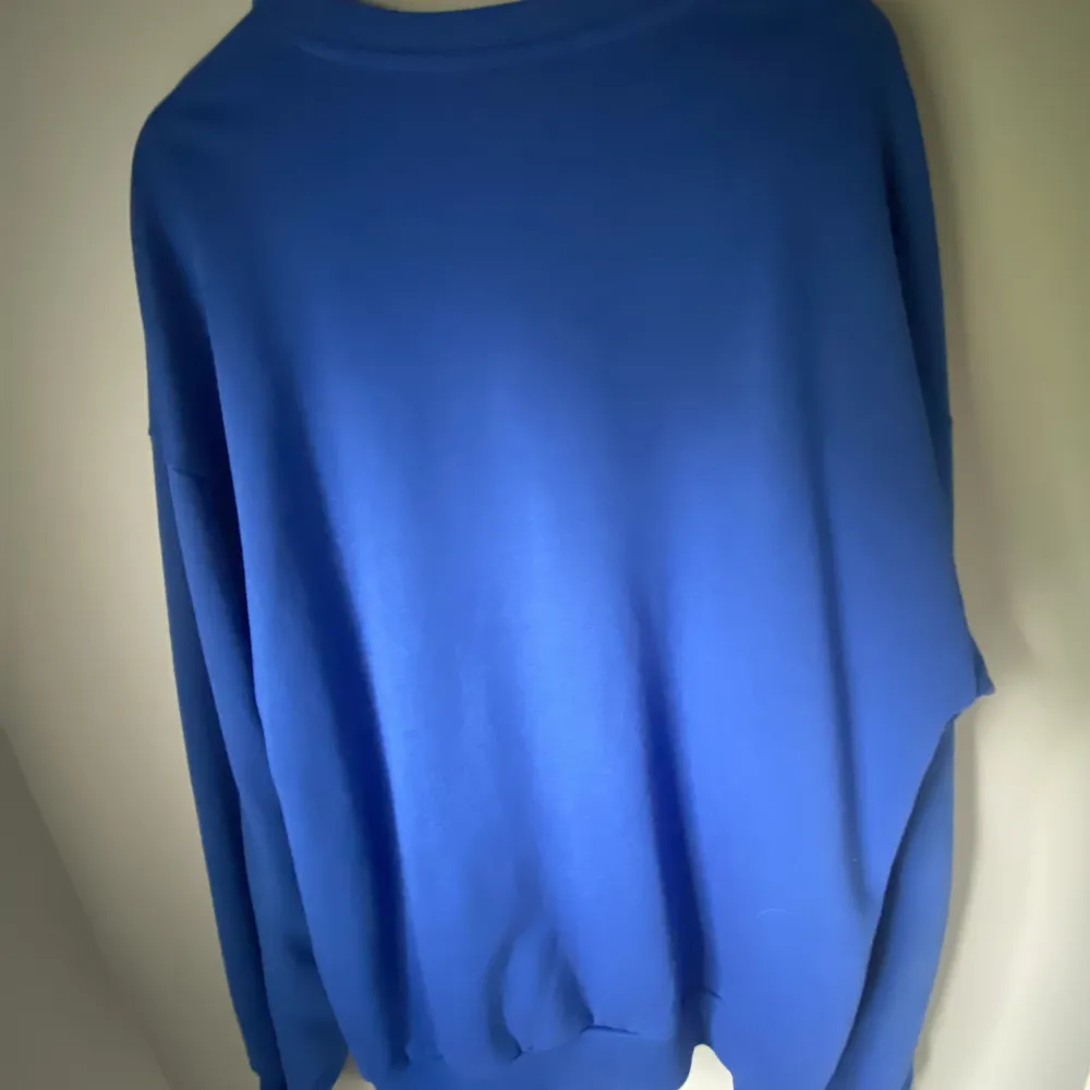 Snygg blå tröja från Junkyard säljes. Plagget är i toppskick och knappt använd. Säljer till fint pris men vid visat intresse kan priset diskuteras ytterligare. :). Tröjor & Koftor.