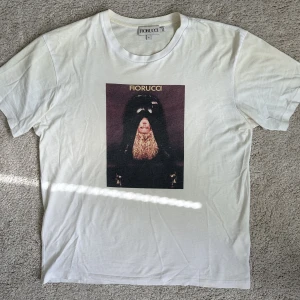 Fiorucci t-shirt - Säljer min Fiorucci t-shirt då den inte längre kommer till använding. Köpt på Farfetch för runt 1500kr, storlek S. 