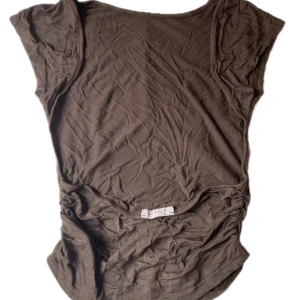 Designbysi top - brun topp från Designbysi med öppen rygg. Köptes för nån månad sen från nätet för ungefär 300 kr. Helt oanvänd men är skrynklig eftersom den bara legat i garderoben😪