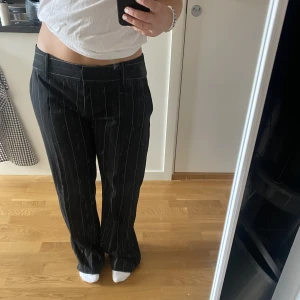 Lågmidjade kostymbyxor! - Säljer mina kostymbyxor köpte secondhand men från veromoda! Aldrig använt pga för stora i midja. Inga slitningar. Jag är 1,60 lång Står storlek 44 men skulle säga att de är 38/40. 