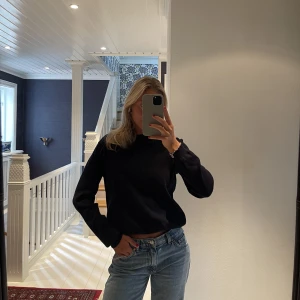 Blå långärmad - Snygg mörkblå långärmad, lite mer ”dressad” tjocktröja 💘